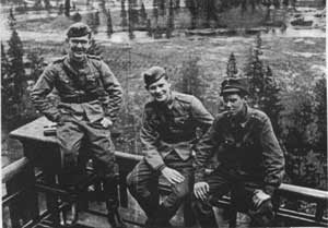 Teuvo, Matti ja Veikko �yr�p�� Karhum�ess�