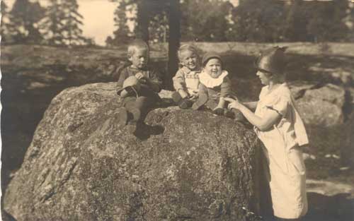 Hanna �yr�p�� ja pojat
Matti, Paavo ja Veikko (1926)