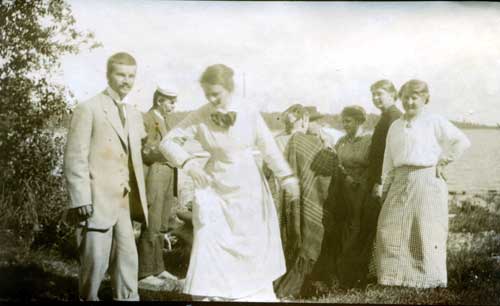 Yrj� Hirvensalo, Toivo,
Aino ja Thekla Valtavuo, Nanni, Aune �yr�p��, Anni P�yh�nen 1914/1915